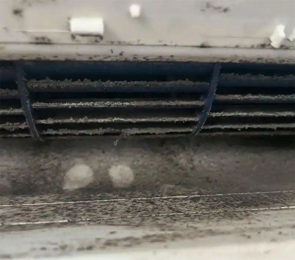 巴音郭楞空调吹的风有股烧焦味是怎么回事